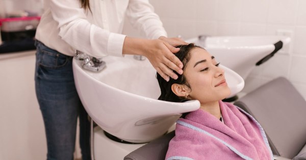 Pentingnya Perawatan di Hair Salon untuk Menjaga Kesehatan Rambut